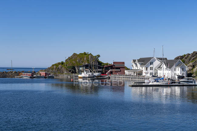 Clear sky over small bay with fishing boats on Senja island — Stock Photo