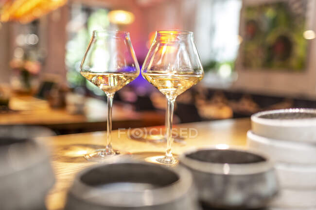 Белое вино в стакане за столом в баре — стоковое фото