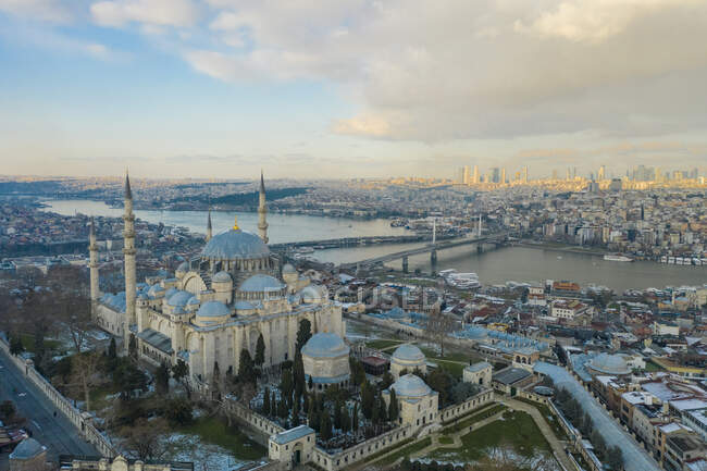Turquía, Estambul, Vista aérea de la mezquita Suleymaniye con cuerno de oro en el fondo - foto de stock
