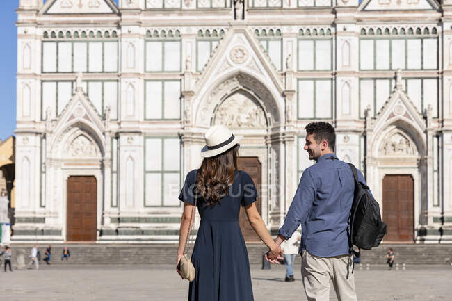 Couple holding hands while standing at Piazza Di Santa Croce, Florence, Italy — Stock Photo