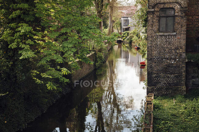 Belgio, Fiandre Occidentali, Bruges, Superficie del vecchio canale cittadino in primavera — Foto stock