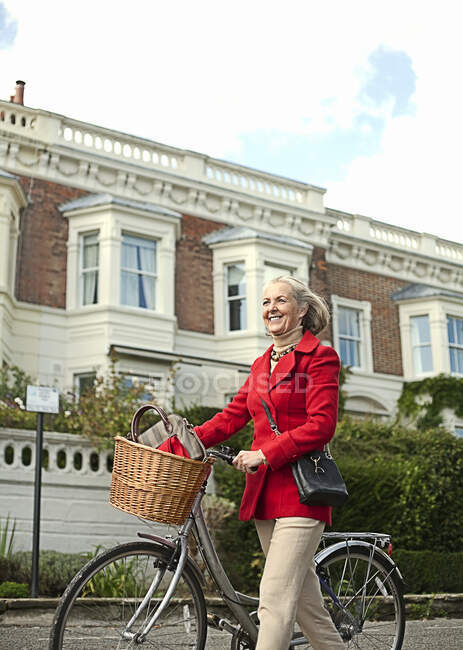 Усміхнена жінка їздить на велосипеді по місту. — стокове фото