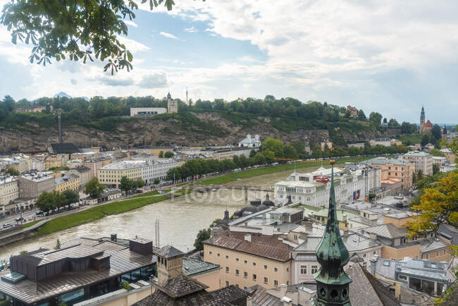 Austria, Stato di Salisburgo, Salisburgo, Fiume Salzach ed edifici cittadini circostanti — Foto stock