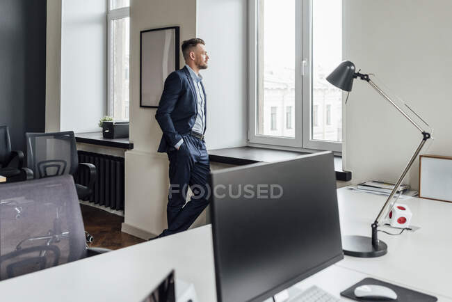 Geschäftsmann schaut im Amt weg — Stockfoto