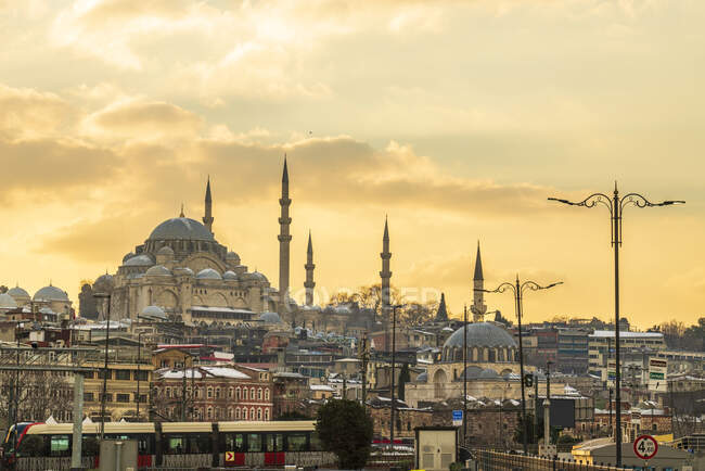 Turkey, Istanbul, Moody sky over Fatih district at sunset with Suleymaniye and Rustem Pasha mosques in background — Stock Photo