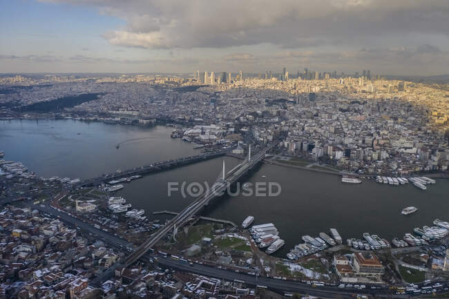 Turchia, Istanbul, veduta aerea dei ponti Ataturk e Golden Horn Metro al tramonto — Foto stock
