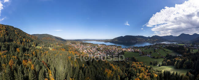 Germania, Baviera, Tegernsee, Veduta aerea della città nelle Alpi bavaresi — Foto stock