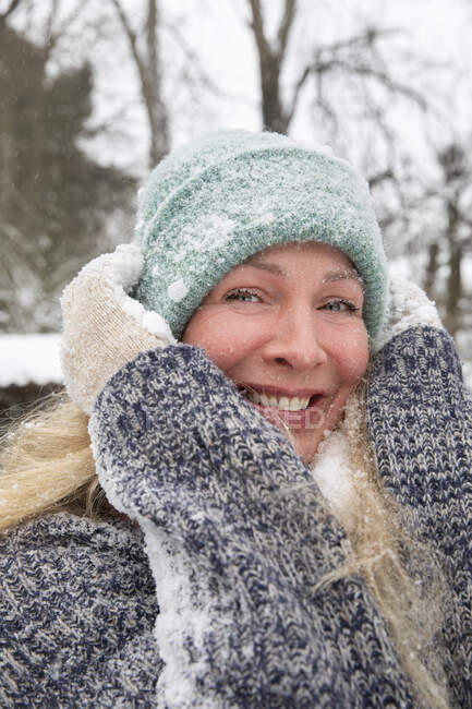 Heureuse femme mature portant du tricot pendant l'hiver — Photo de stock