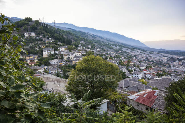 Ciudad cerca de Mali I Gjere mountain en Gjirokaster, Albania - foto de stock