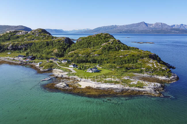 Noruega, Troms og Finnmark, Brensholmen, Vista aérea del pequeño asentamiento costero en la isla de Senja - foto de stock