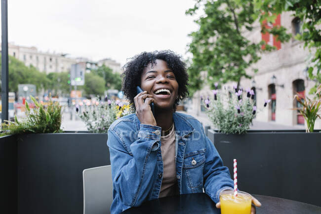 Fröhliche Frau am Handy im Café — Stockfoto