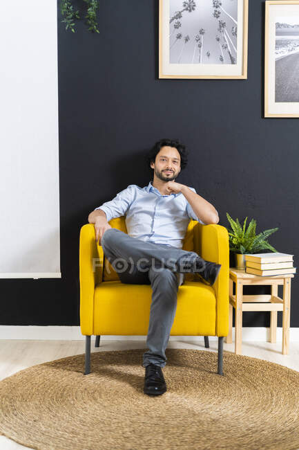 Geschäftsmann sitzt im Büro auf Sessel — Stockfoto