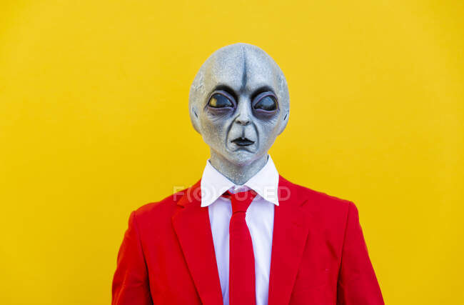 Portrait d'homme vêtu d'un costume alien et d'un costume rouge vif — Photo de stock