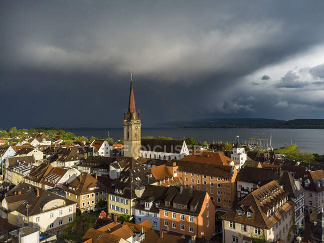 Allemagne, Baden Wurttemberg, Radolfzell, Vue aérienne de la vieille ville sur le lac de Constance pendant l'orage — Photo de stock