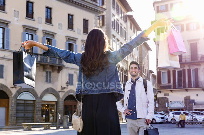 Обережна жінка - туристка, що показує чоловікам сумочки в місті. — стокове фото