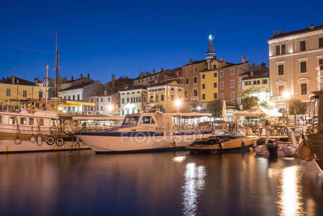 Kroatien, Gespanschaft Istrien, Rovinj, Motorboote, die nachts im Hafen der Altstadt festmachen — Stockfoto