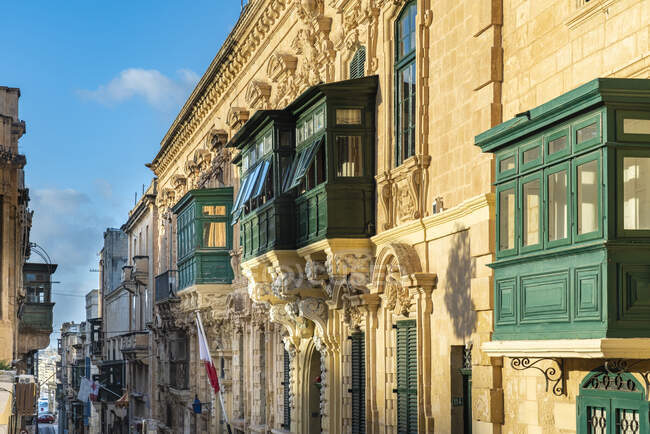 Malte, Région du Sud-Est, La Valette, Balcons de vieilles maisons historiques — Photo de stock