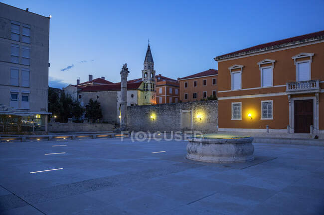 Croácia, Condado de Zadar, Zadar, Praça da cidade vazia com fórum romano ao entardecer — Fotografia de Stock