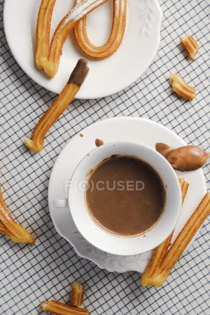 Чашка гарячого шоколаду та свіжих чурросів — стокове фото