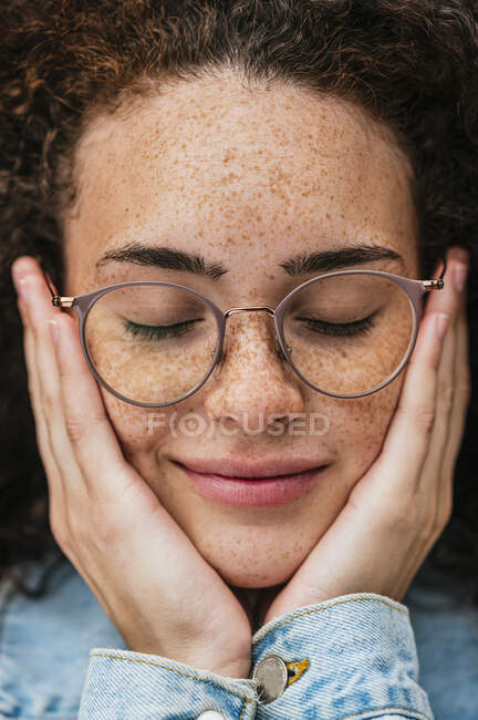 Mulher bonita usando óculos com os olhos fechados — Fotografia de Stock