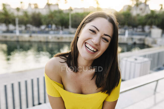 Glückliche junge Frau vor dem Meer — Stockfoto