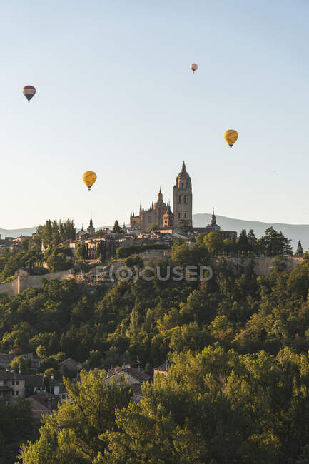 Spagna, Castiglia e Leon, Segovia, Mongolfiere che volano Cattedrale di Segovia e Alcazar di Segovia — Foto stock