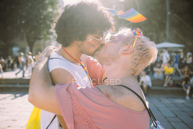 Gay casal beijos no footpath — Fotografia de Stock
