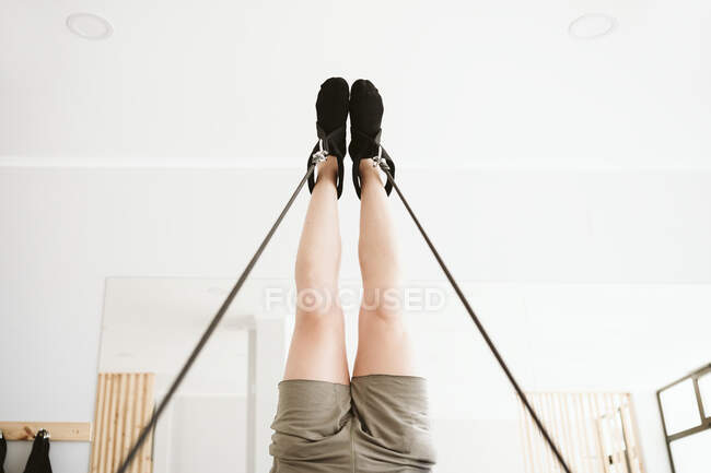 Uomo che fa leg-up mentre pratica pilates in studio — Foto stock