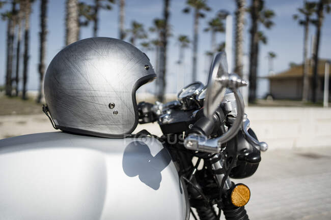 Silver helmet on motorcycle during sunny day — Stock Photo