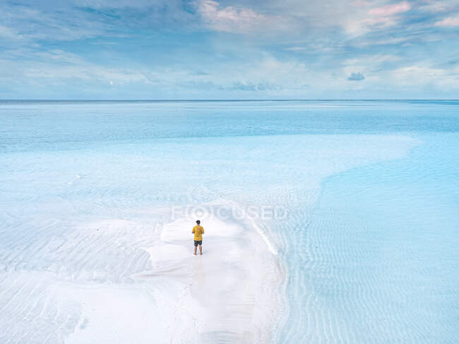 Veduta aerea dell'uomo solitario in piedi sulla spiaggia sabbiosa costiera dell'isola di Thulusdhoo — Foto stock