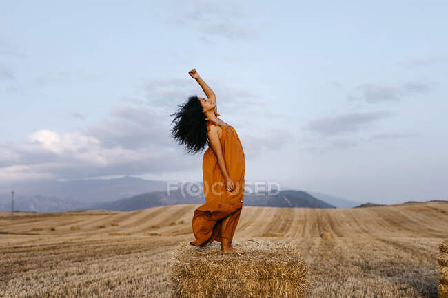Donna che balla in piedi sul prato — Foto stock