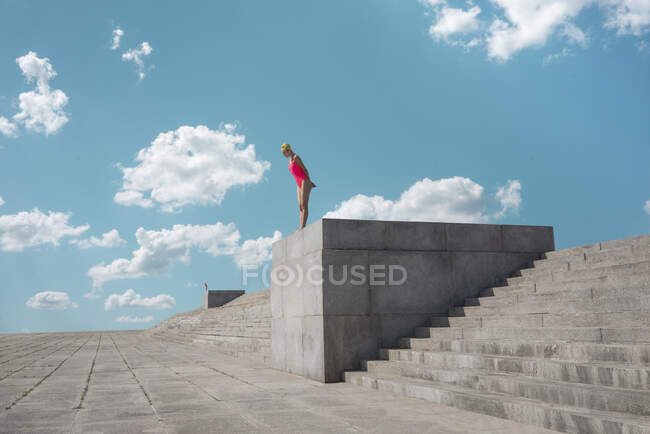 Donna guardando giù al sentiero di cemento durante la giornata di sole — Foto stock