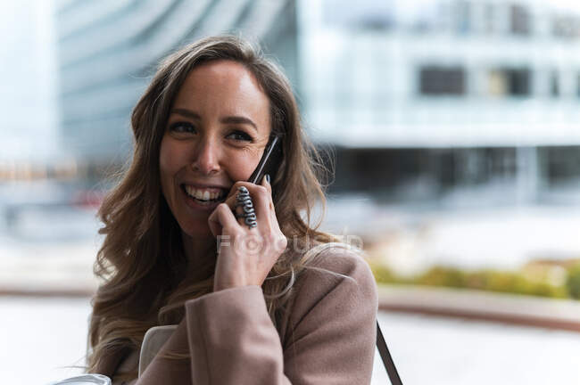 Sorridente donna d'affari dai capelli biondi che parla sul cellulare — Foto stock