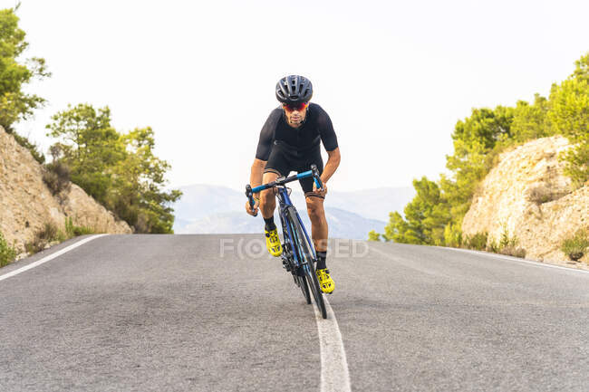 Sportivo maschile ciclismo su strada — Foto stock