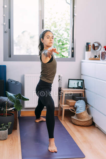 Femme confiante faisant de l'exercice à domicile — Photo de stock