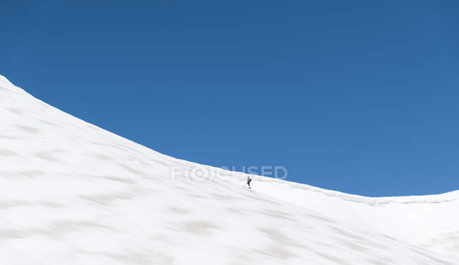 Espagne, Palencia, Cardano de Arriba, Ski de randonnée sur le pic enneigé de Murcie — Photo de stock