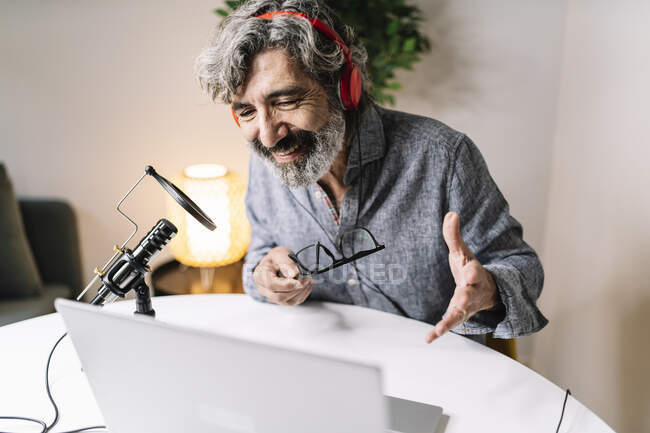 Старший чоловік обговорює справи під час лиття через ноутбук у офісі — стокове фото