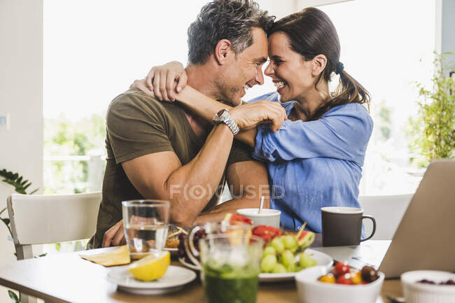 Uomo e donna che si abbracciano a casa — Foto stock