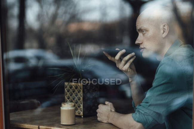 Imprenditore maschio che parla sul cellulare al caffè — Foto stock