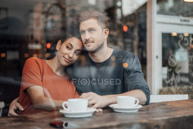 Paar schaut beim Zusammensitzen im Café weg — Stockfoto