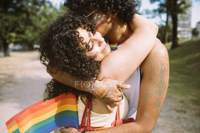 Giovane coppia che si abbraccia nel parco nella giornata di sole — Foto stock