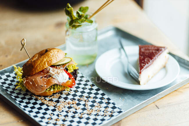 Bagel und Käsekuchen mit Limonade in Serviertablett im Café — Stockfoto