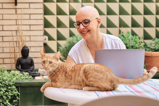 Зрелая женщина борется с раком розовый шарф