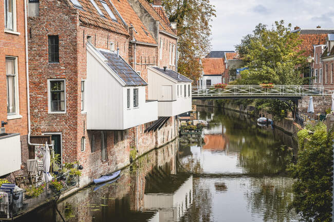 Niederlande, Provinz Groningen, Appingedam, Hängende Küchen über Damsterdiep Kanal — Stockfoto