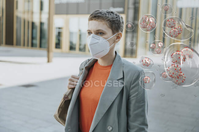 Woman wearing face mask in the city to protect herself from corona viruses — Stock Photo
