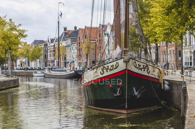 Niederlande, Groningen, Segelschiffe am Stadtkanal festgemacht — Stockfoto