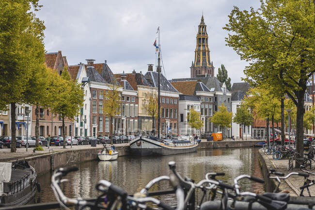 Niederlande, Groningen, Stadtkanal mit Reihenhäusern im Hintergrund — Stockfoto