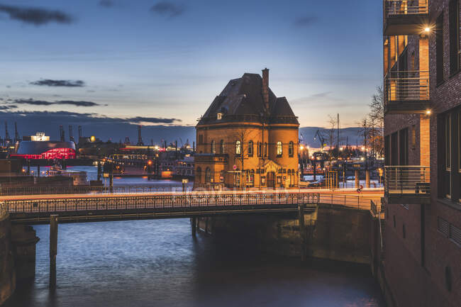 Alemania, Hamburgo. Edificios Speicherstadt iluminados al amanecer - foto de stock