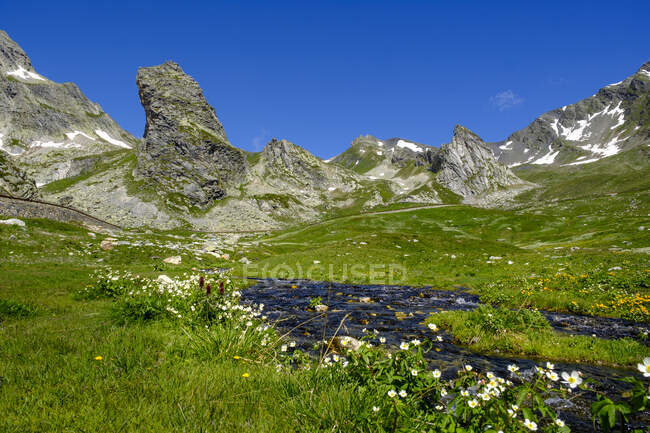 Itália, Vale de Aosta, Fluxo em Valle del Gran San Bernardo — Fotografia de Stock