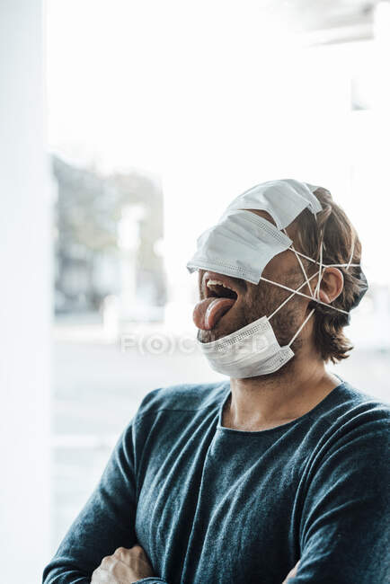 Homme sortant la langue pendant la pandémie — Photo de stock